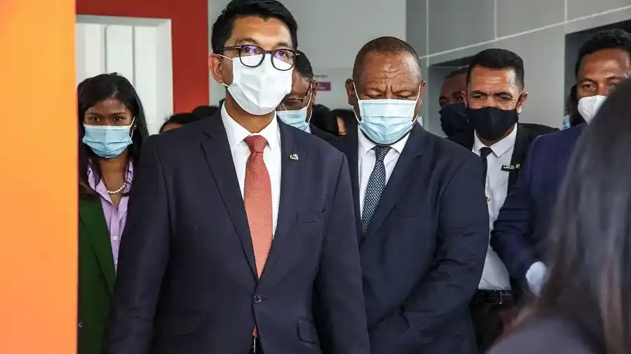 Tensions sociales à Antananarivo : Manifestation populaire contre la cherté de la vie et les délestages chroniques, illustrant le mécontentement croissant des populations face à la crise énergétique et économique à Madagascar.