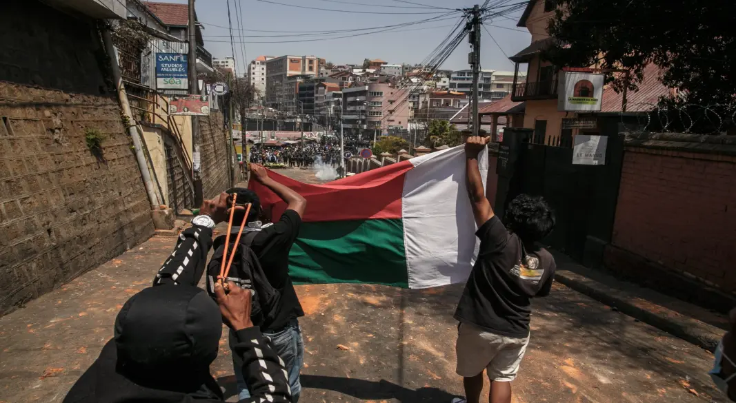 Tensions sociales à Antananarivo : Manifestation populaire contre la cherté de la vie et les délestages chroniques, illustrant le mécontentement croissant des populations face à la crise énergétique et économique à Madagascar.
