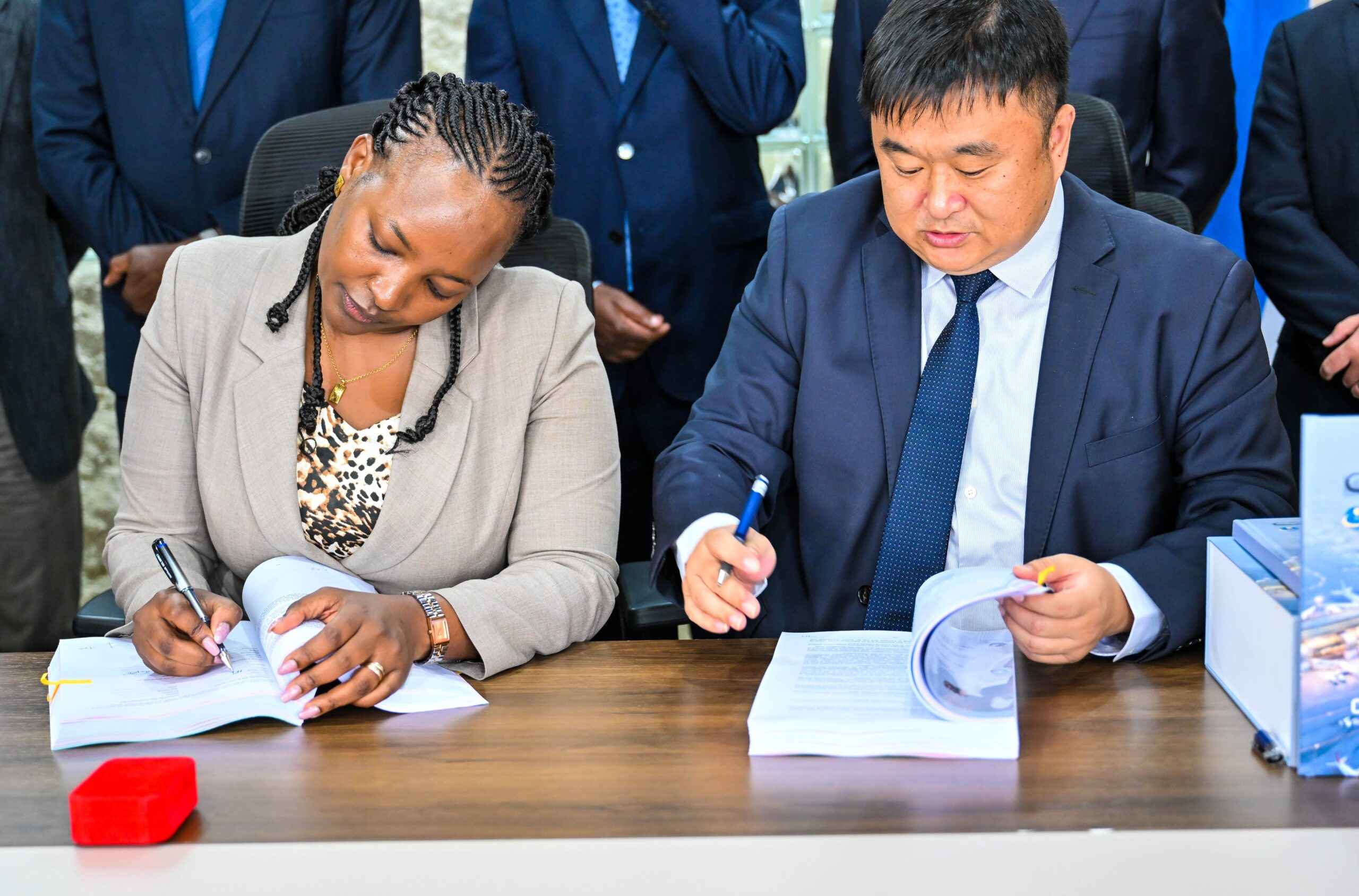 Signature officielle de l'accord de prêt entre les autorités kenyanes et la China EximBank, marquant une nouvelle étape dans la modernisation des axes stratégiques de transport au Kenya